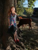 红杏出墙，长发美女身着田园服饰拍摄写真 玩转民族风